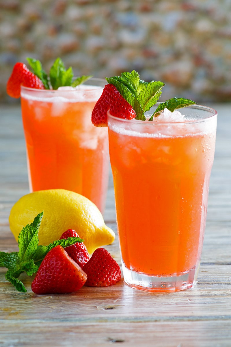 https://www.recipegirl.com/wp-content/uploads/2007/04/Strawberry-Lemonade-1.jpg