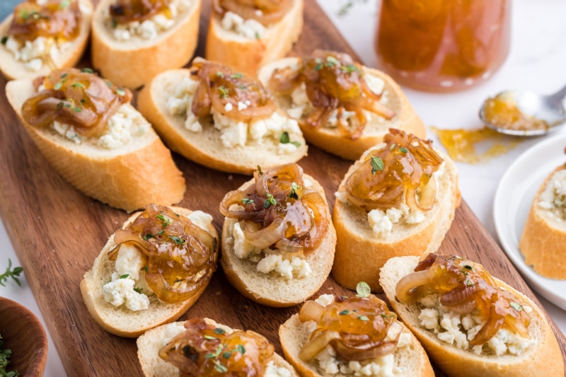 https://www.recipegirl.com/wp-content/uploads/2008/05/Crostini-with-Gorgonzola-Caramelized-onions-and-Fig-Jam-7.jpeg