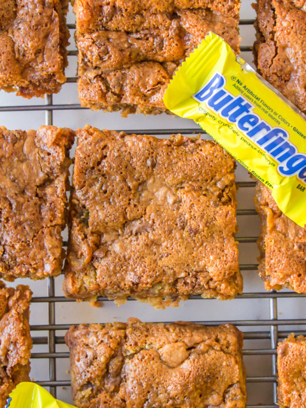 butterfinger blondies on a cooling rack with mini butterfingers