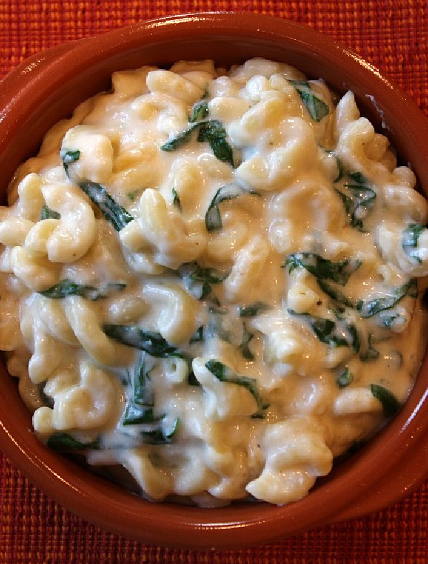 bowl of spinach macaroni and cheese