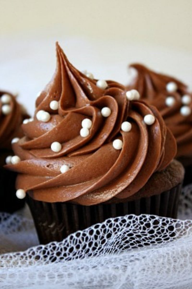 https://www.recipegirl.com/wp-content/uploads/2012/04/Chocolate-Wedding-Cupcakes-1.jpg