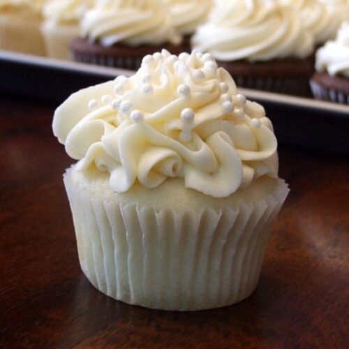 Moist and Easy Vanilla Cupcakes with Oil - Frosting and Fettuccine