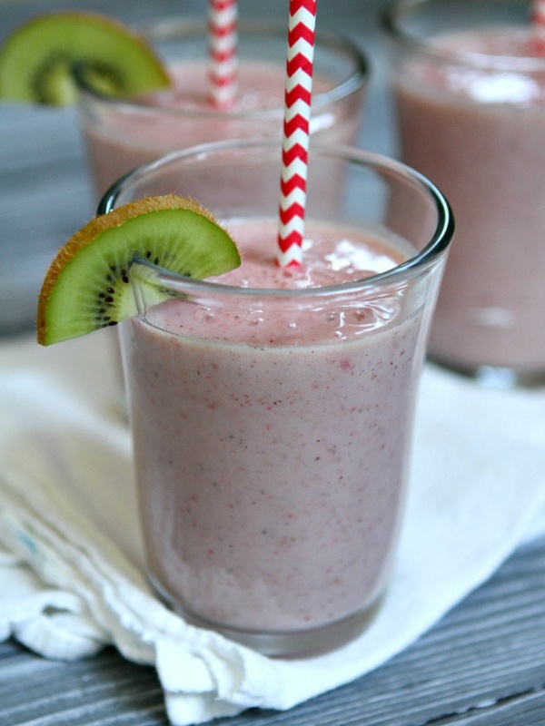 kiwi strawberry smoothie with straw