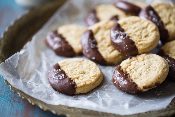 Soft Almond Butter Cookies with Dark Chocolate and Sea Salt by @bakingamoment