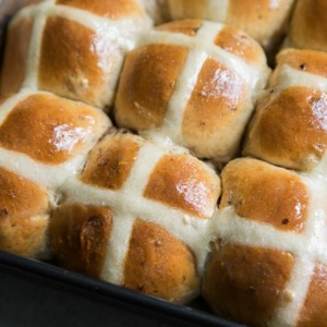 Hot Cross Buns with Raisins