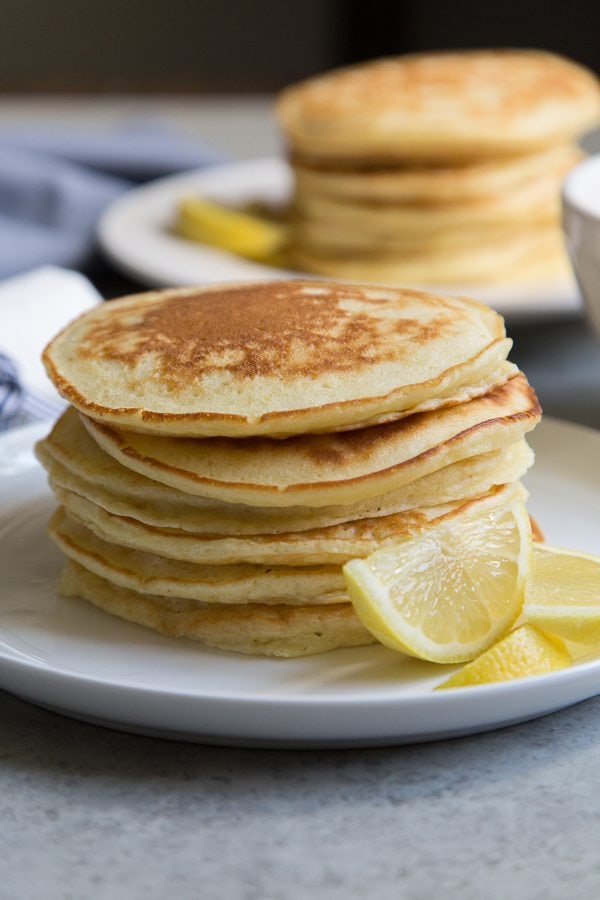 pila di pancake al limone