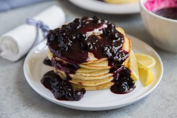 Zitronenpfannkuchen mit Blaubeersauce