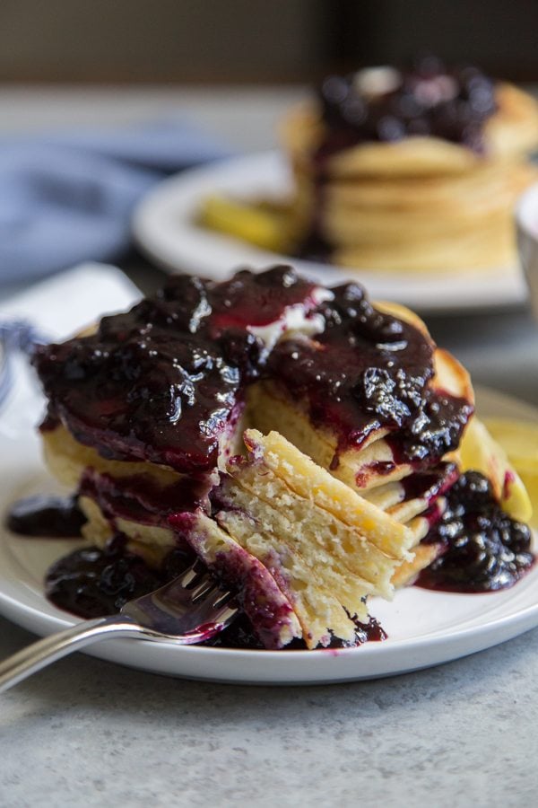 Gabel voll Zitronenpfannkuchen mit Blaubeersauce