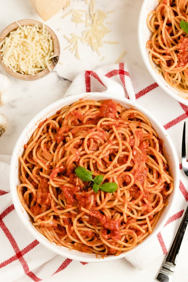 Spaghetti al Pomodoro - Iowa Girl Eats