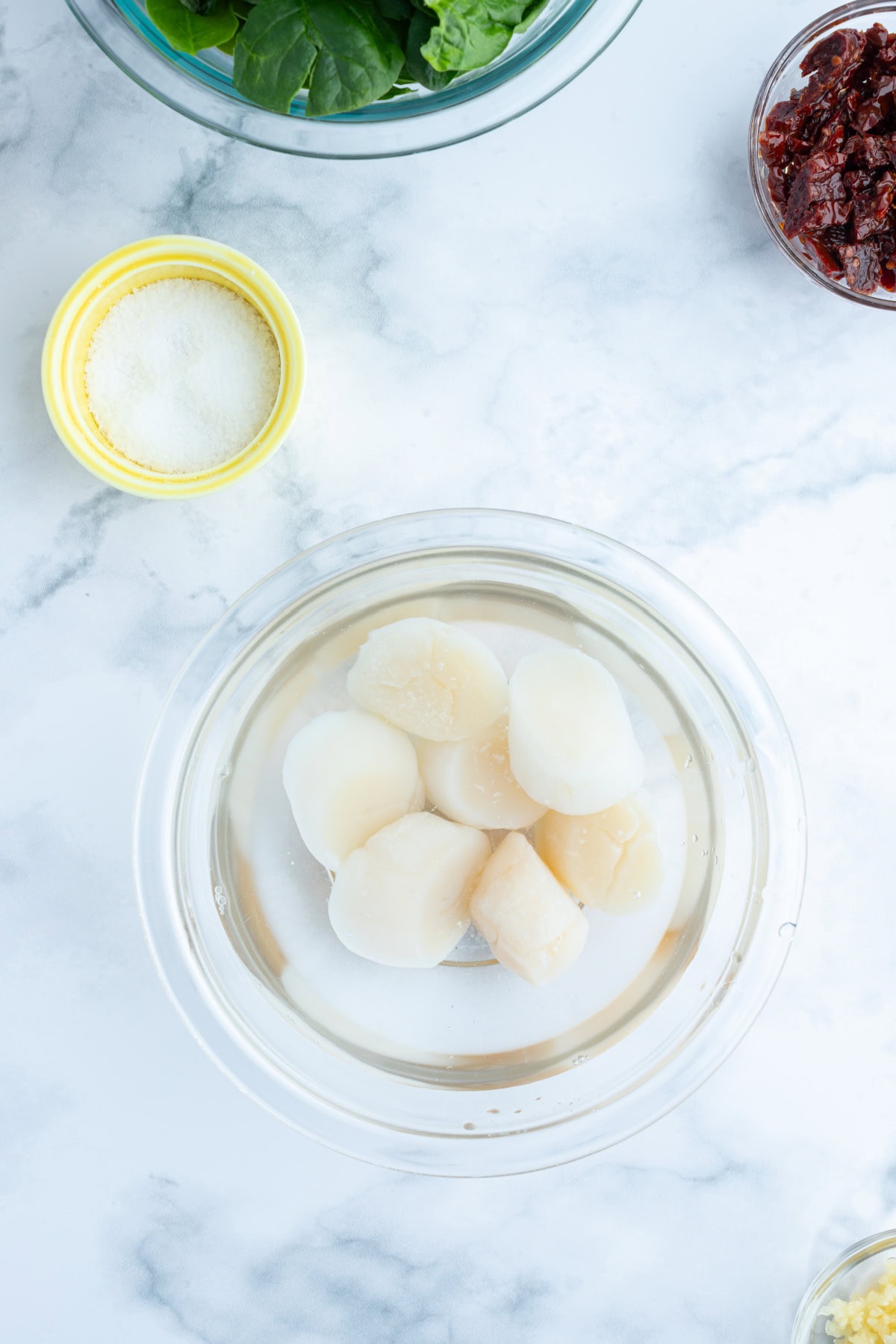 raw scallops in bowl