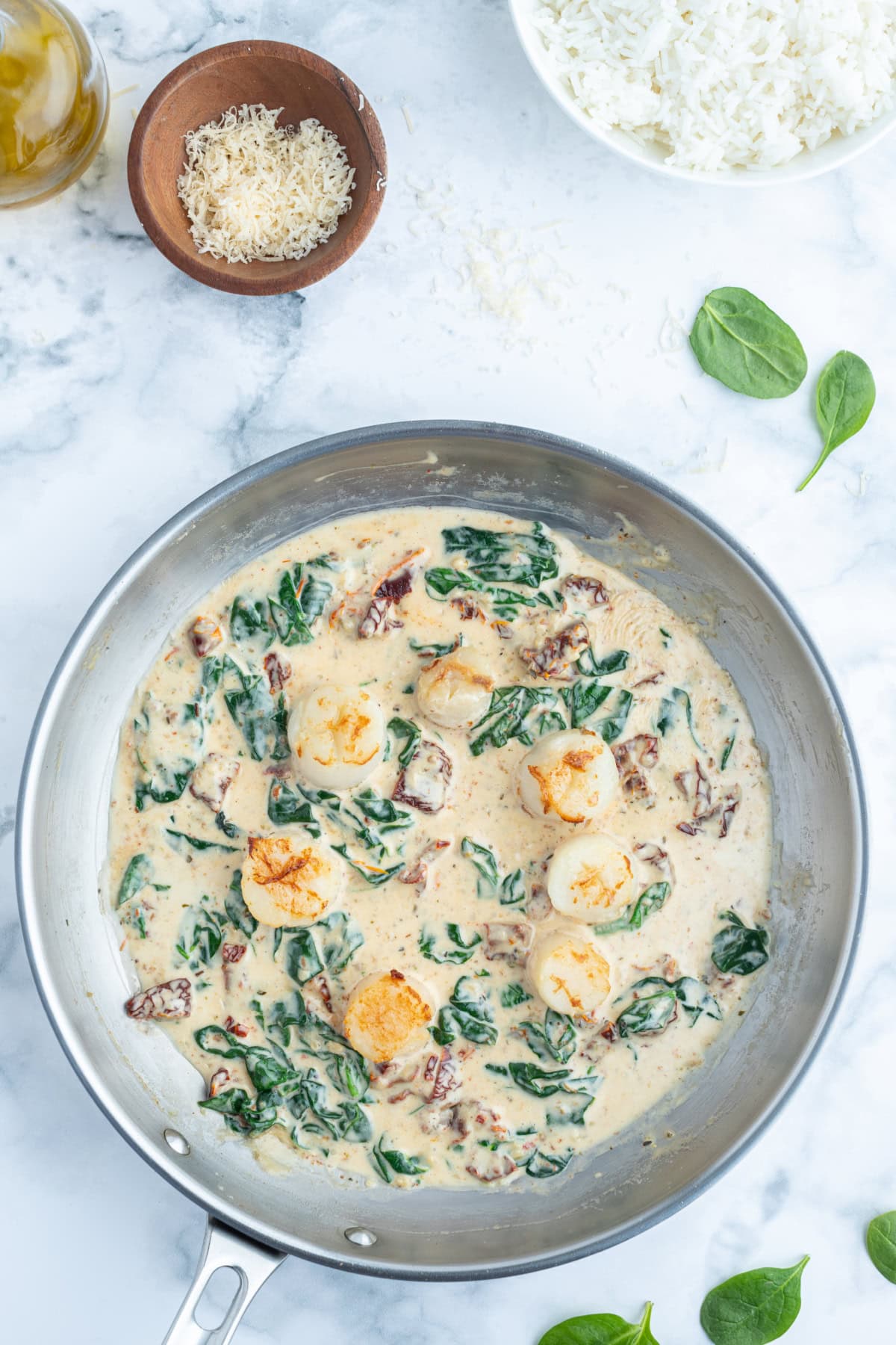 scallops in cream sauce in skillet